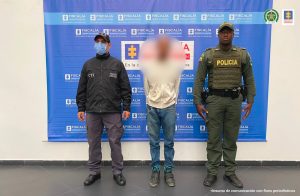 En la segunda fotografía se observa al capturado en el momento de la captura con un funcionario del CTI y uno de Policía Nacional,