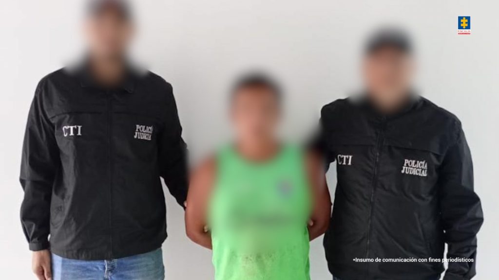 La capturada esta a los lados acompañada por funcionarios del Cuerpo Técnico de Investigación (CTI) en Caldas