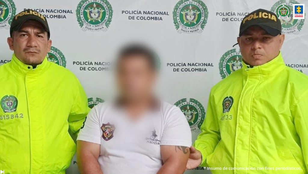 En la imagen aparece una persona detenida entre dos uniformados de la Policía.