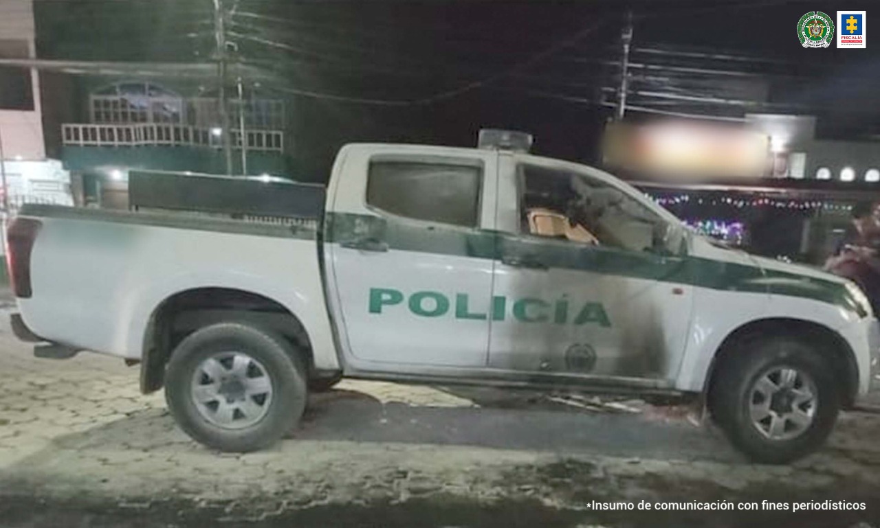 En la fotografía se observa la radiopatrulla de la Policía Nacional que intentaron quemarla en una asonada en Tumaco.
