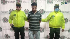 En la fotografía está el procesado con dos servidores de la Policía a sus lados.