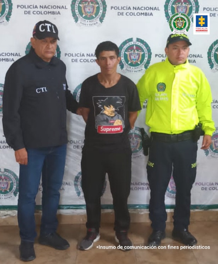 En la fotografía se observan tres personas, una de ellas el capturado, un uniformado de la Policía Nacional y un funcionario del Cuerpo Técnico de Investigación.