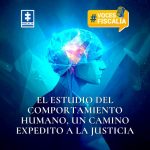 Imagen grafica en donde se puede ver la ilustración de una persona de lado mirando hacia la derecha, su cabeza y cerebro muestra de una forma geometrica y brillante, dando a entender el poder de la mente y la psicologia. En letras blancas se puede leer: El estudio del compartamiento humano, un camino expedito a la justicia". el fondo de la pieza grafica es de zul oscuro y claro en el medio