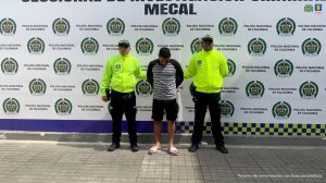 En la fotografía se aprecia de pie, con los brazos atrás y la cabeza agachada a Wainer Efrén Gamboa. Viste buzo gris con mangas negras y rayas negras delgadas en sentido horizontal en el torso; bermudas de color negro y pantuflas. A sus extremos hay uniformados de la Policía Nacional. Detrás de ellos hay un pendón institucional de la Policía.