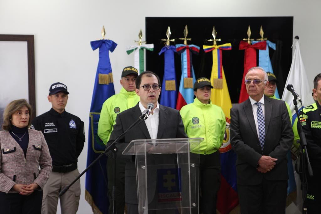 Fiscal Barbosa, con el ministro de defensa, la alcaldesa de bogota encargada y el general de la policia en rueda de prensa sobre las capturas de la banda criminal El tren de Aragua