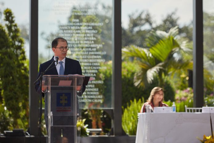 El Fiscal General de la Nación habla frente a un micrófono.