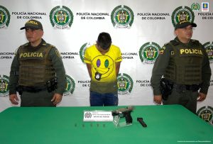 El procesado tiene antecedentes judiciales por hurto y porte ilegal de armas.