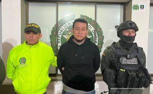 Texto alternativo: hombre capturado en medio de dos uniformados de la Policía Nacional.