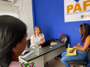 En la imagen se ve a una directiva de la Fiscalía con dos usuarias en un Punto de Atención de Fiscalía (PAF).