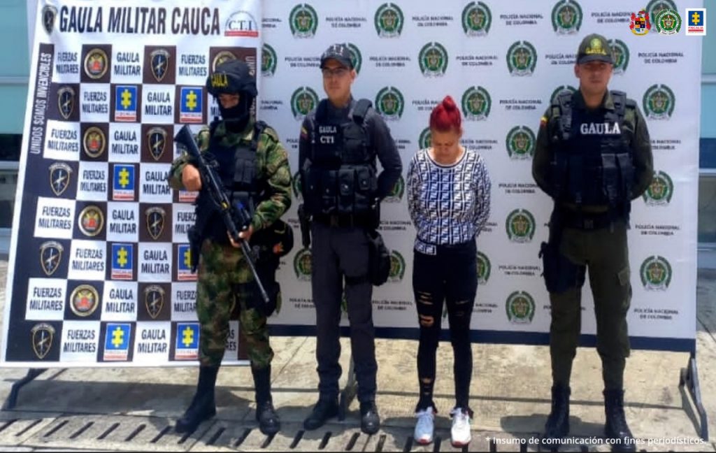 En las fotografías se observa a la pareja junto a servidores del CTI y unidades de Gaula de la Policía y Gaula del Ejército