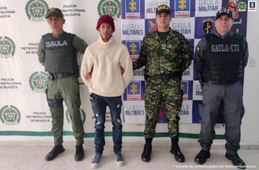 En las fotografías se observa a la pareja junto a servidores del CTI y unidades de Gaula de la Policía y Gaula del Ejército