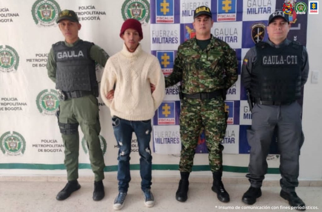 En las fotografías se puede ver a la pareja con servidores del CTI y unidades Gaula de la Policía y Gaula del Ejército. 