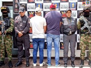En las fotografías se observan los capturados junto a servidores del CTI y soldados del Gaula Militar. En la parte superior se observan un banner de la Fiscalía General y otro banner del Gaula Miltiar