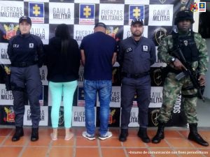 En las fotografías se observan los capturados junto a servidores del CTI y soldados del Gaula Militar. En la parte superior se observan un banner de la Fiscalía General y otro banner del Gaula Miltiar
