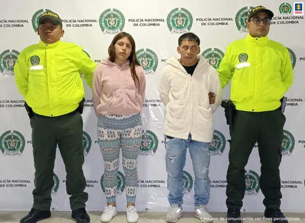En la fotografía aparecen los capturados junto a dos agentes de la Policía Nacional. En la parte superior se observa un banner de la Policía Nacional