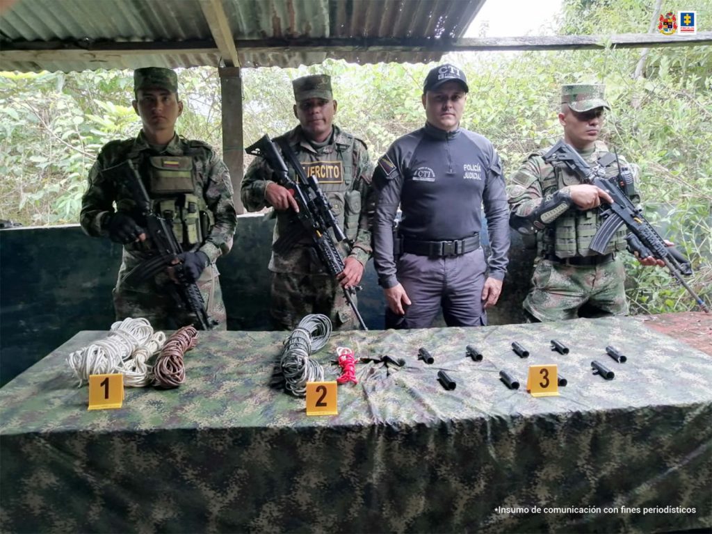 En la fotografía aparece personal de Ejército Nacional y la Fiscalía General de la Nación con material incautado. En la parte posterior de la imagen se ven banners de Ejército Nacional y la Fiscalía General de la Nación.