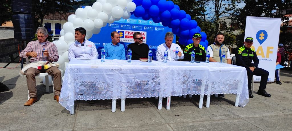 En la foto aparecen el alcalde municipal José Lisímaco Amador Cuestas; el director de la Fiscalía Seccional Caldas, Armando Castrillón Grajales; el asesor de atención al usuario para este PAF, Jorge Eber Wheeler Arcila; además de integrantes de la Policía Nacional. Al fondo el backing de la fiscalía y la derecha el logo de los Puntos de Atención.