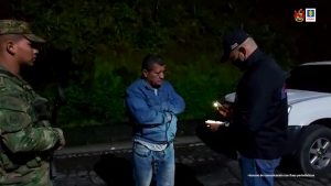  En la imagen aparece Jesús Antonio Pérez mientras es capturado por transportar 1300 millones de pesos en efectivo. A su lado aparece un servidor del CTI y un uniformado del Ejército Nacional. 