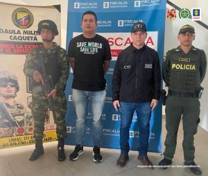 En la foto el cabo segundo del Ejército Luis Diego Tovar Montealegre a los lados funcionarios del CTI, la Policía y el Ejército. Atrás un pendón de la Fiscalía y el Gaula del Ejército Caqueta.