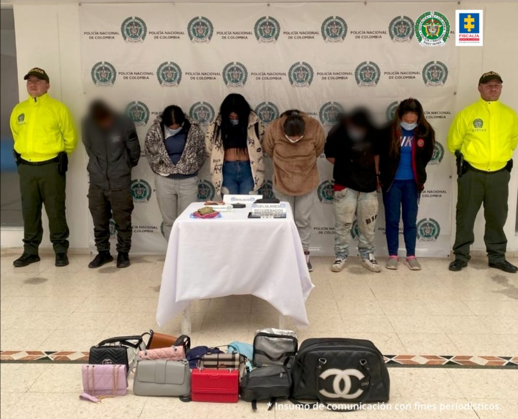 En la fotografía se observan a las cuatro capturadas junto a dos agentes de la Policía Nacional. En la parte superior se observa una banner de la Policía Nacional