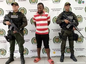 En la fotografía aparecen los dos capturados junto a agentes del Gaula de la Policía. En la parte superior se observa un banner de la Policía Nacional
