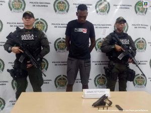 En la fotografía aparecen los dos capturados junto a agentes del Gaula de la Policía. En la parte superior se observa un banner de la Policía Nacional