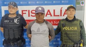 En la fotografía aparece el capturado junto a un servidor del Cuerpo Técnico de Investigación, CTI, y un agente de la Policía Nacional. En la parte superior se observa un banner de la Fiscalía General de la Nación