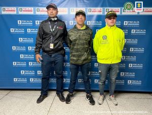 En la foto aparece Leonardo Fabio Morales custodiado a los lados por funcionarios del CTI de la Fiscalía y la Policía Nacional. Al fondo un backing con los logos de la Fiscalía.