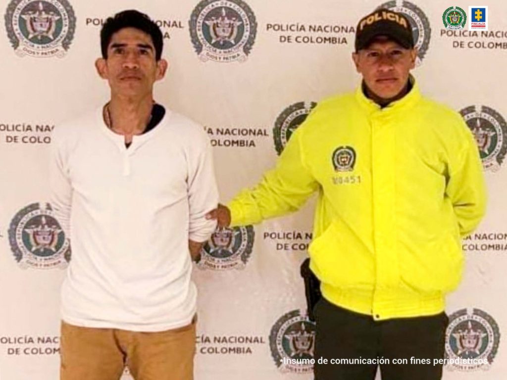 En la fotografía aparece el capturado junto a un agente de la Policía Nacional. En la parte superior está un banner de la Policía Nacional.