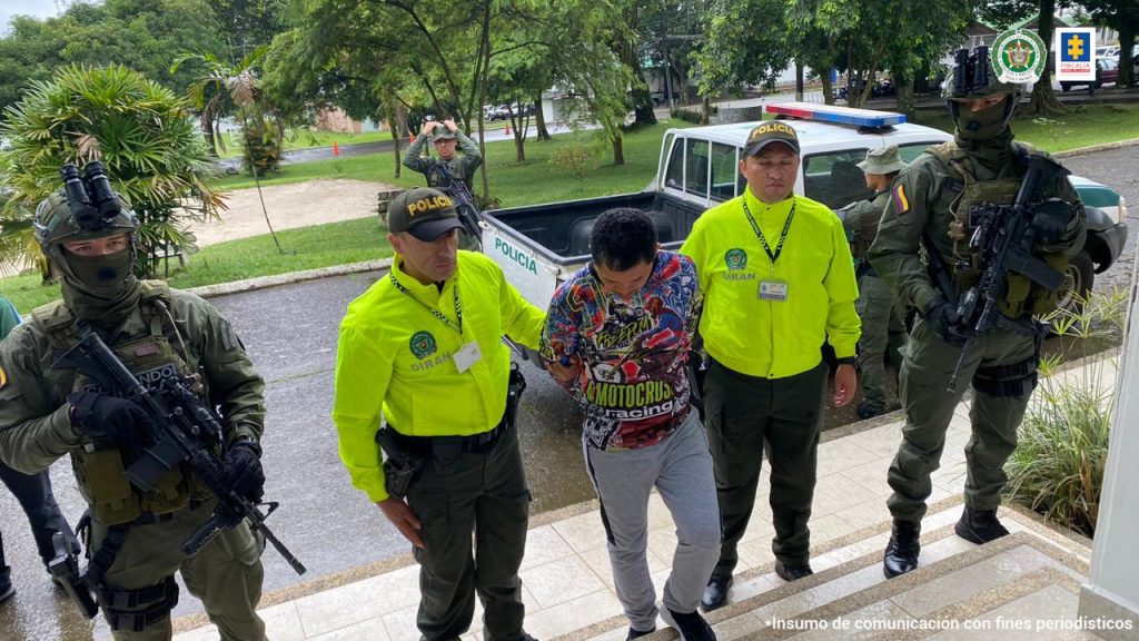 Momento de entrega de alias ‘Vallenato’ a las autoridades judiciales.