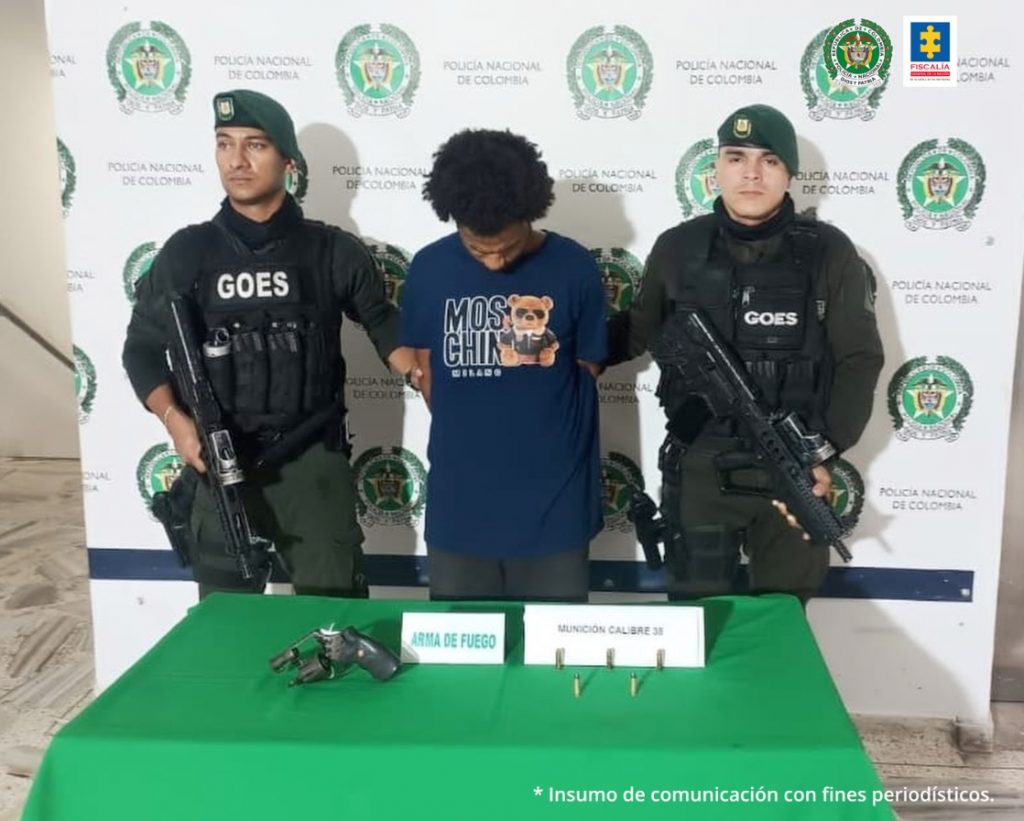 En la fotografía aparece el capturado junto a dos agentes de la Policía Nacional. En la parte superior está un banner de la Policía Nacional