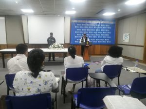 En la fotografía aparecen dos funcionarios de la Fiscalía General de la Nación vestidos con ropa institucional.