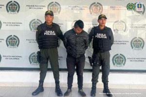 En la fotografía aparece el capturado junto a dos agentes del Gaula de la Policía. En la parte superior se observa un banner de la Policía Nacional.