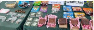 Pasteles de marihuana, gomas, chocolates, empaques de comestibles, entre otros elementos fueron incautados