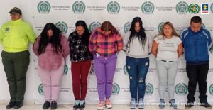 En la fotografía aparecen seis mujeres y un adulto junto a dos agentes de la Policía Nacional. En la parte superior se observa un banner de la Policía Nacional 