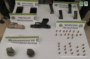 Dos pistolas 9 milímetros, 4 cargadores, munición y dos celulares les fueron incautados a los dos imputados