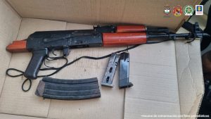 En el costal que portaba alias Jerry se encontró un fusil AK-47, proveedores y munición