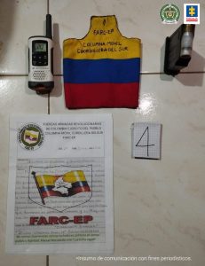 A los asegurados se les incautaron armas de fuego, munición, panfletos extorsivos, un brazalete, un cargador para fusil, entre otros elementos.
