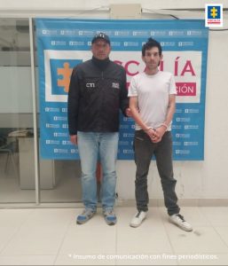 En la fotografía aparece el capturado junto a un servidor del CTI. En la parte superior está un banner de la Fiscalía