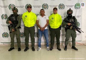 Aparece el detenido rodeado de agentes de la Sijín de la Policía.