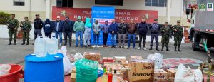 En la foto aparece los detenidos en el operativo La China, a los lados los custodian funcionarios del CTI de la Seccional Caldas y El Ejercito, atrás el pendón con logos de la Fiscalía.