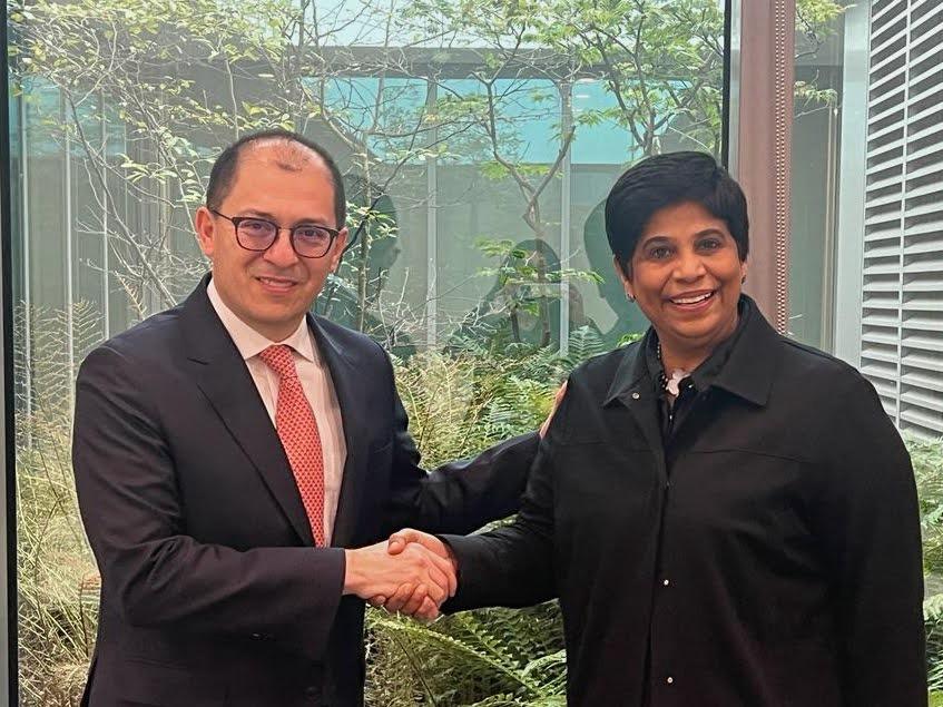 Se ve al fiscal General Francisco Barbosa estrechando la mano de la vicefiscal de la Corte Penal Internacional (CPI), Nazhat Shameem Khan.
