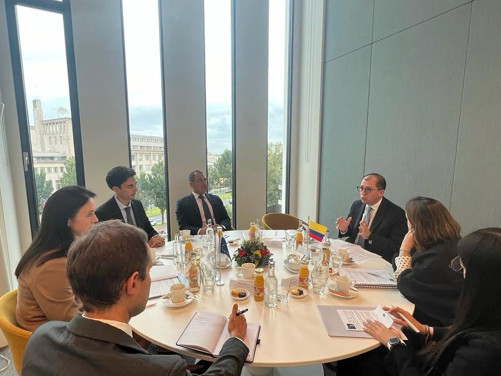 Se ve al Fiscal Barbosa sentado en una mesa redonda en medio de una reunión con la vicepresidenta de Eurojust, Margarita Šniutytė-Daugėlienė