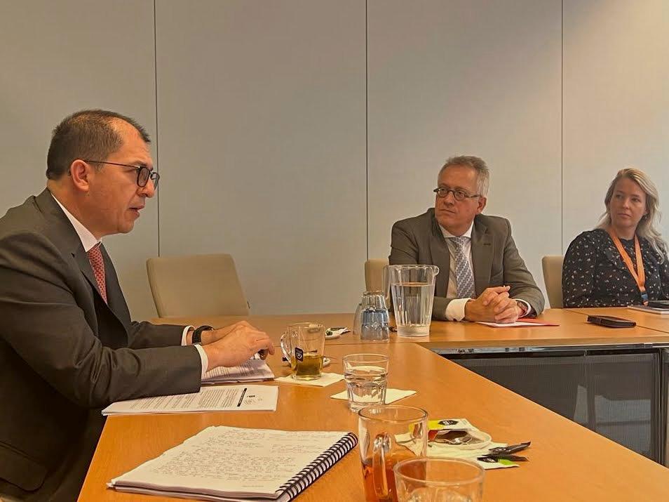 Se ve al Fiscal Francisco Barbosa en una mesa en reunión con el jefe del Tribunal del Distrito de Rotterdam