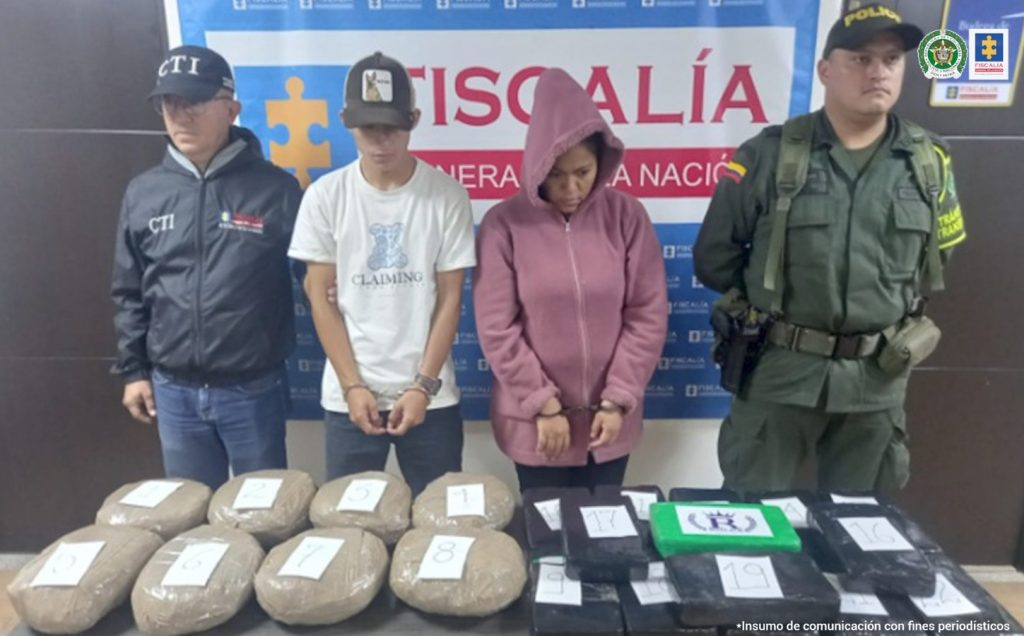 En la fotografía aparece los capturados junto a un servidor del CTI y un agente de la Policía Nacional de Tránsito y Transporte. En la parte superior está un banner de la Fiscalía General
