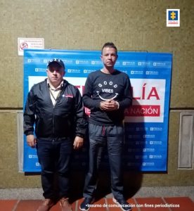 En la imagen se observa al hombre capturado con saco azul en jean y esposado, acompañado por un funcionario del CTI