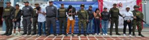 En la fotografía aparecen los seis capturados junto a cuatro servidores del CTRI, cuatro agentes del Goes de la Policía Nacional y dos soldados del Ejército. En la parte superior está un banner del Ejército Nacional, un banner de la Fiscalía General y un banner de la Policía Nacional