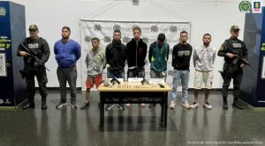 En la fotografía están los 7 procesados con un servidor del Gaula de la Policía a cada lado.