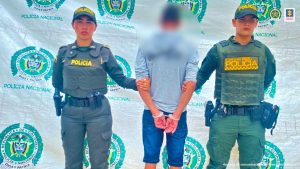 Dándole la espalda a la cámara, aparece el presunto agresor sexual de su sobrina menor de 12 años, custodiado por dos policías.