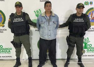 En la fotografía aparece el capturado junto a dos agentes del Gaula de la Policía. En la parte superior está un banner de la Policía Nacional